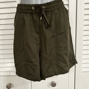 Jones New York hunter green shorts size small with elastic and drawstring waist